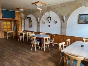 a restaurant with tables and chairs in a room at Hirt's Brau-& Gasthof in Remptendorf