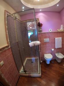 Rocca Massima的住宿－Locanda Pinocchio，带淋浴和卫生间的浴室