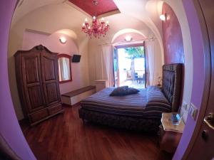 um quarto com uma cama e uma grande janela em Locanda Pinocchio em Rocca Massima