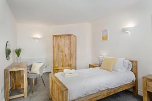 a bedroom with a bed and a desk and a chair at 2 Bedroom City Centre Townhouse - with Parking in Cambridge