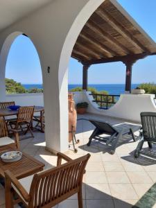 patio con sedie, tavoli e vista sull'oceano di Marina a Marittima