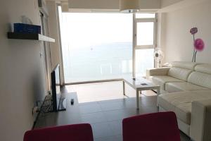TV a/nebo společenská místnost v ubytování LA MANGA BEACH CLUB RESORT