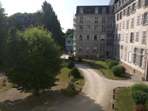 ariaal uitzicht op een gebouw met een boom en een oprit bij Le Gérémoy in Vittel