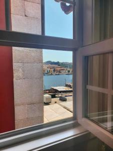 una finestra con vista su un porto di Stay in Apartments Ribeira 24 a Porto