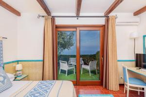 Postel nebo postele na pokoji v ubytování Il Borgo BagaBaga - Exclusive Country Retreat