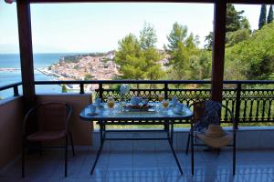 コロニにあるSofia Apartmentsの海の景色を望むバルコニー(テーブル付)
