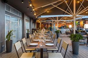 Een restaurant of ander eetgelegenheid bij Astari