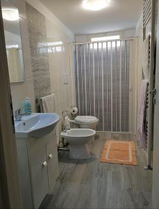 a bathroom with a sink and a toilet and a shower at A Casa di Santé in Arnesano