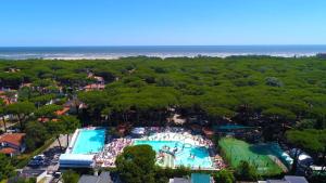 an overhead view of a pool at a resort at Buona Mobile Homes on Camping Mare e Pineta in Lido di Spina
