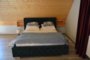
Łóżko lub łóżka w pokoju w obiekcie Ranczo w Dolinie
