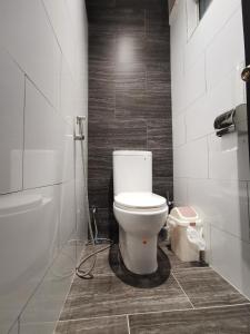 e bagno con servizi igienici bianchi e doccia. di Foresight Hotel a Tawau Altre 11 foto