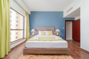 Säng eller sängar i ett rum på Icon Casa Living - Bahar 4 Residence - JBR