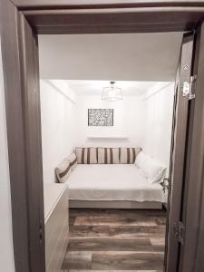 a small bedroom with a bed in a room at Old Town Constanta in Constanţa