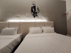 2 Betten nebeneinander in einem Zimmer in der Unterkunft Foresight Hotel in Tawau