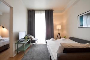 um quarto de hotel com uma cama e uma secretária em Spot Apartments no Porto