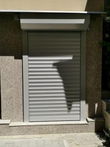 uma porta de garagem com uma sombra de uma pessoa em Hostel Penev em Stara Zagora