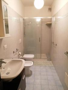 A bathroom at Little Star pioppa
