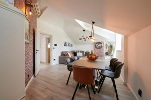 uma sala de jantar e sala de estar com mesa e cadeiras em Apartment Ana-Marija em Trogir
