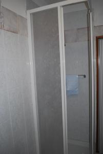 y baño con ducha y puerta de cristal. en Rustico Rosmarino, en Castiglion Fiorentino