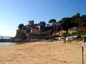 Una vista de una playa con un castillo en una colina. en La Casa al Mare, en Lerici