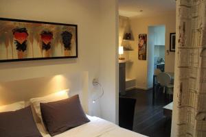 ボルドーにあるBurdigala Homes - Les Apparts de la Courseのベッドルーム1室(ベッド1台付)、リビングルームが備わります。