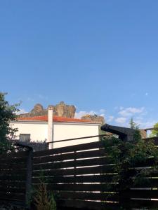 um edifício com escadas e uma montanha ao fundo em Meteora House- Cozy Living em Kalabaka