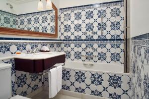 a bathroom with blue and white tiles on the wall at Hotel das Cataratas, A Belmond Hotel, Iguassu Falls in Foz do Iguaçu