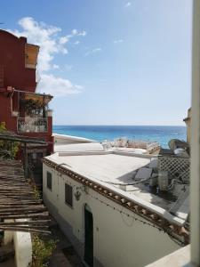 - une vue sur l'océan depuis le toit d'un bâtiment dans l'établissement La Casetta e Mammà, à Positano