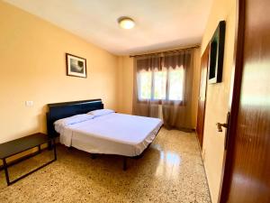 ein kleines Schlafzimmer mit einem Bett und einem Fenster in der Unterkunft Casa con vistas al mar y piscina privada in Lloret de Mar + 60 Fotos