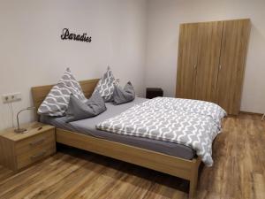 ピースポルトにあるFerienhaus Schendenのベッドルーム1室(大型ベッド1台、枕付)