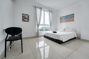 Un dormitorio blanco con una cama y una silla. en Profolio @ Mansion One, en George Town