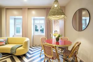 un salon avec une table et une chaise dans l'établissement Vila na Praia Foz Luxury Apartments, à Porto 33 autres photos