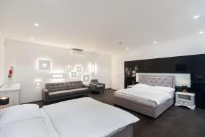 Postel nebo postele na pokoji v ubytování Palace Dlouhá Apartments - Old Town