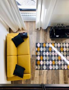 an overhead view of a yellow couch with pillows at Localetto bed & dinner in Sutri