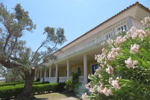 una casa con fiori rosa di fronte di Tenuta Agrituristica Castellesi a Squillace