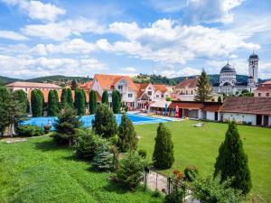 a resort with a large yard with a swimming pool at Pension Aquaris in Sighişoara