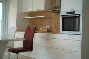 Кухня или мини-кухня в Villa M - Your business & holiday apartment in Sibenik
