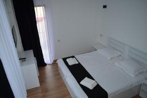 Postel nebo postele na pokoji v ubytování White Hotel