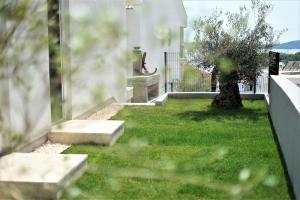 Сад в Villa M - Your business & holiday apartment in Sibenik