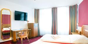 Postel nebo postele na pokoji v ubytování Wali's Hotel + 25 fotografií
