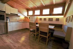 eine Küche mit einem Tisch und Stühlen im Zimmer in der Unterkunft Haus Tusculum in Sulden