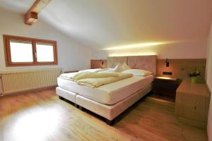 a bedroom with a large bed and a window at Haus Tusculum in Solda