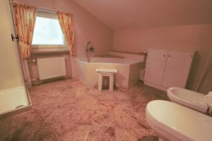 Ένα μπάνιο στο Haus Tusculum +3 φωτογραφίες