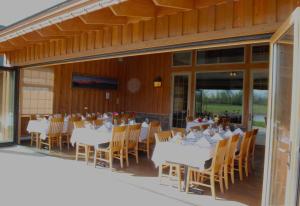 Restaurace v ubytování Gallatin River Lodge