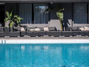 einen Pool mit Sofas und einem Pool in der Unterkunft Astari in Tarragona