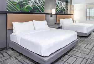 2 camas en una habitación de hotel en Holiday Inn Lafayette-City Centre, an IHG Hotel en Lafayette