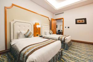 Rúm í herbergi á Iridium Hotel