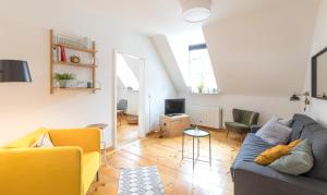uma sala de estar com um sofá e uma televisão em WÄLDER: Quartier St.Blasien em St. Blasien