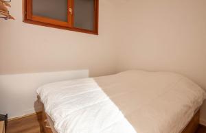 モルジヌにあるCimes 8の鏡付きの部屋の白いベッド1台