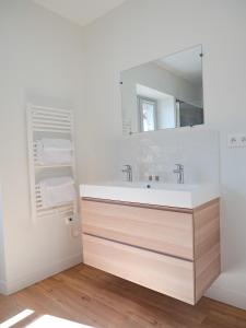 A bathroom at Apparts Limogeanne - Clim - Centre historique